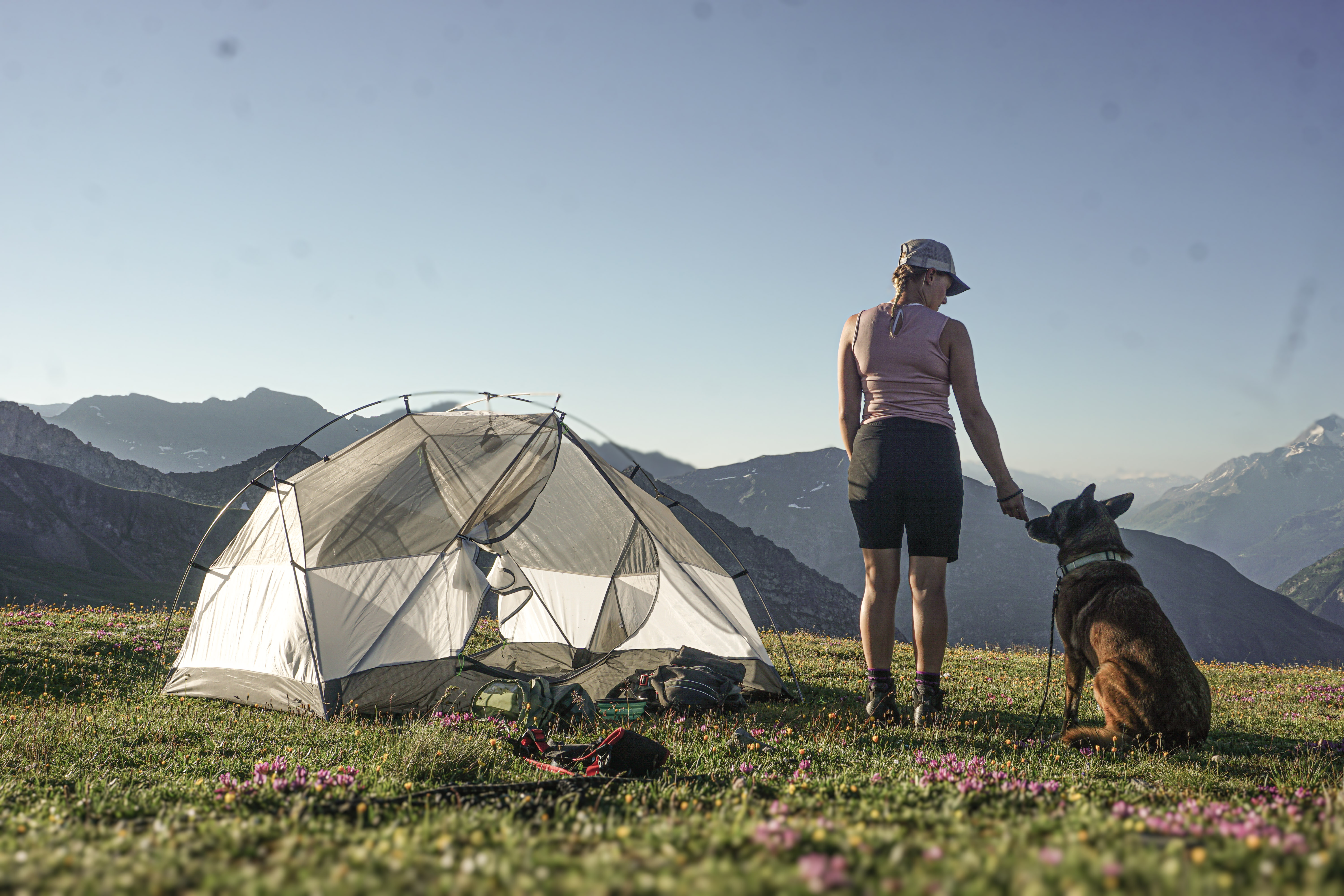 dormir en bivouac dans les montagnes avec son chien