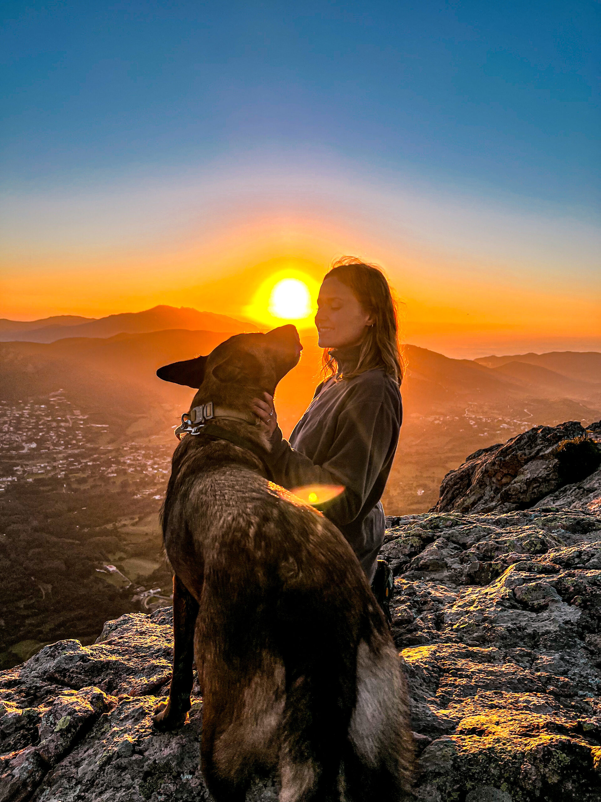 Couché de soleil et complicité humain chien