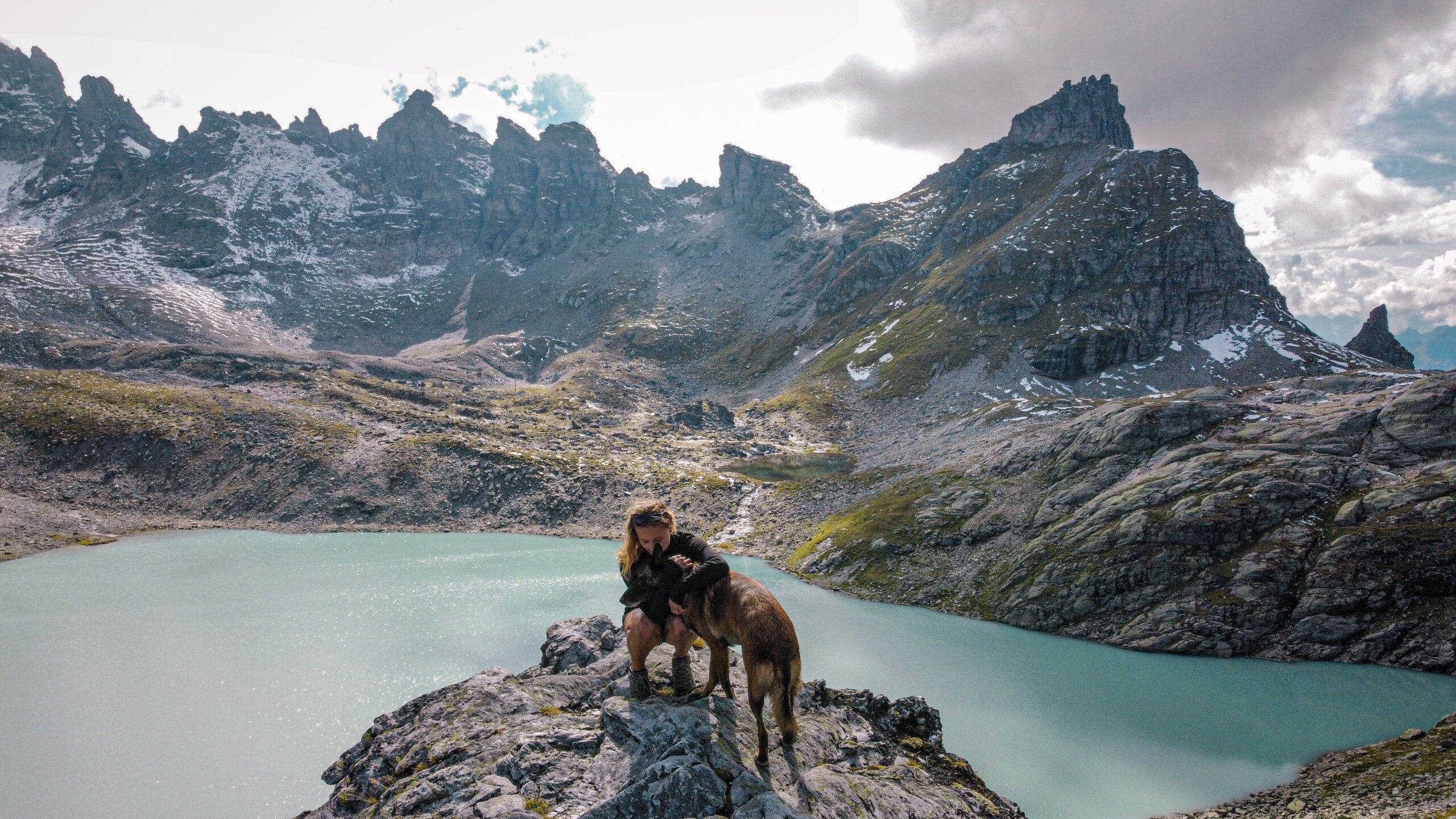 Randonnée Suisse chien et lac bleu